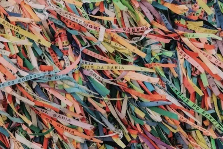 Foto de fitas do Bonfim, amuletos usados na moda e superstição