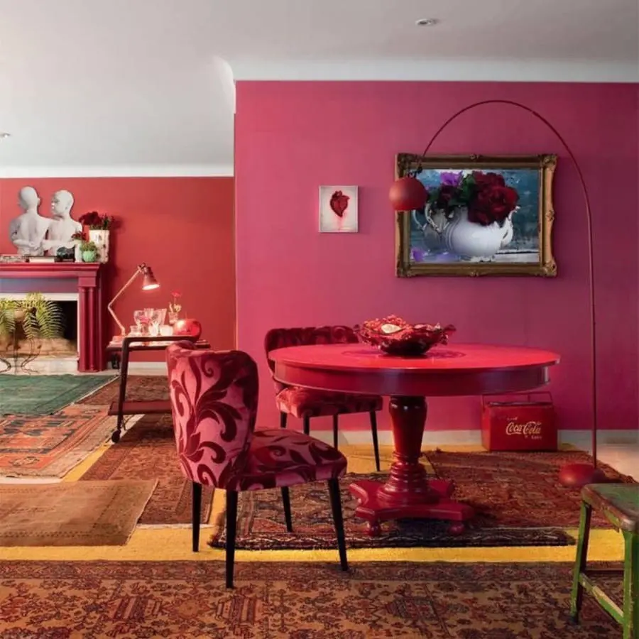 Sala de jantar com parede e mesa na cor pantone 2023.