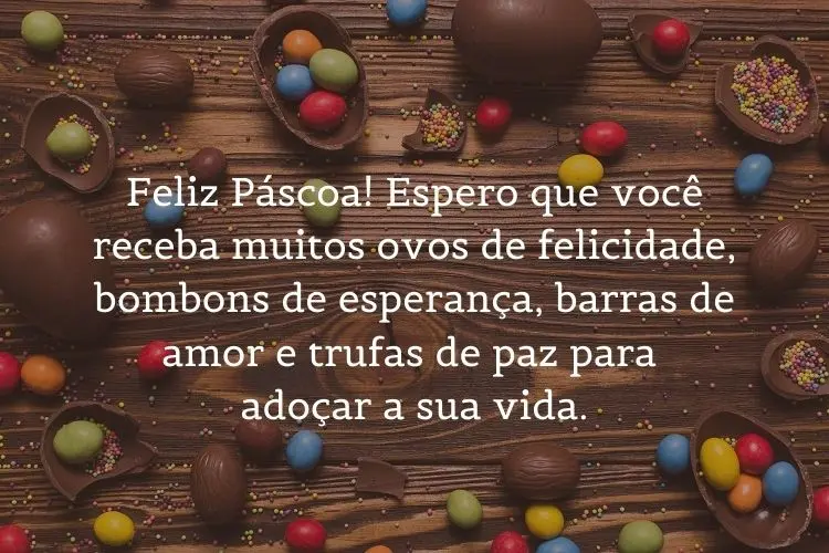 Foto de mesa com chocolates e frase: Feliz Páscoa! Espero que você receba muitos ovos de felicidade, bombons de esperança, barras de amor e trufas de paz para adoçar a sua vida.