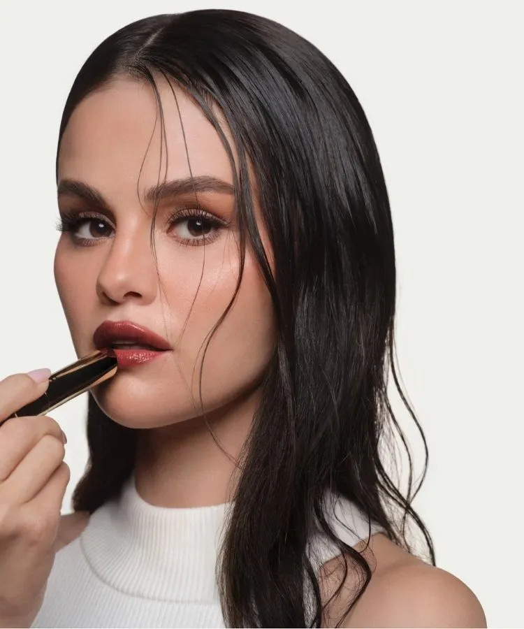 Soft Pinch Lip Oil Stick da Rare Beauty, um dos lançamentos de beleza de agosto de 2026