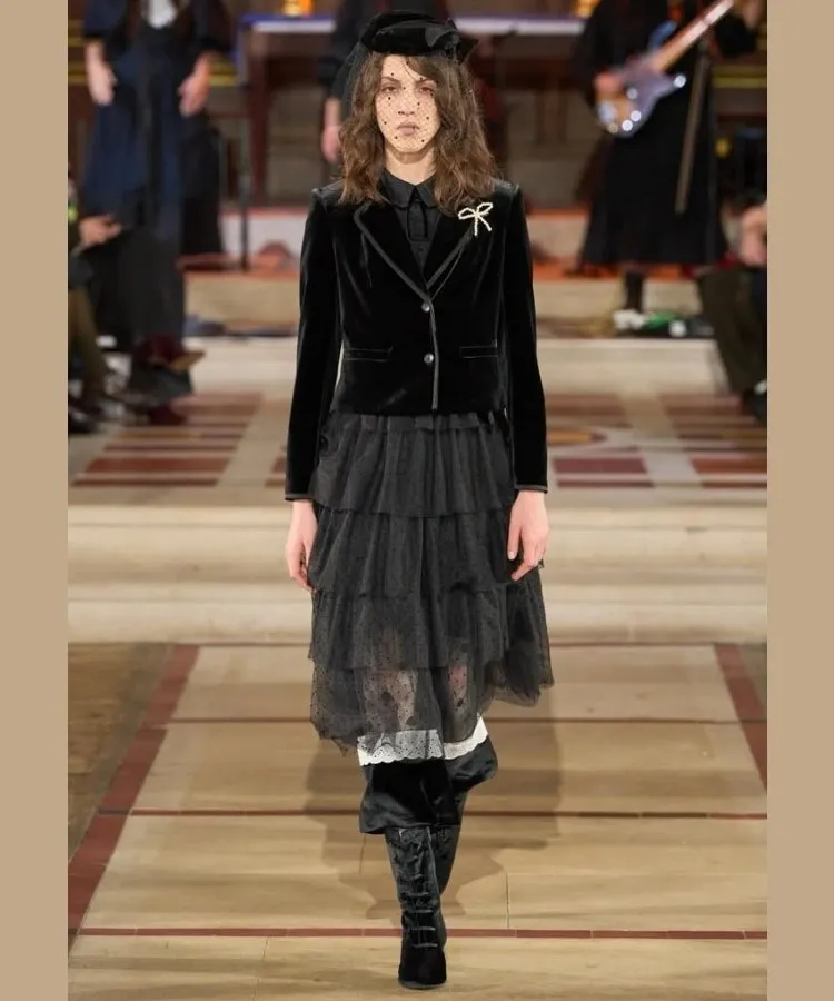 Foto de modelo usando look com broche, uma das tendências da London Fashion Week Outono Inverno 2026