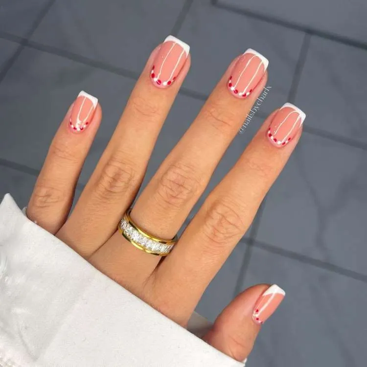 Nail art com vermelho, francesinha branca e bolinhas