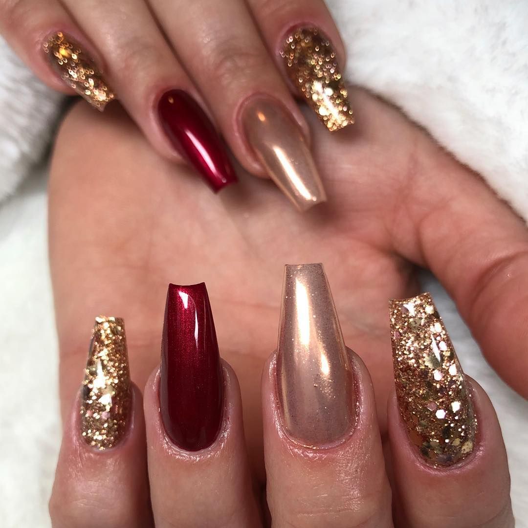 Tradicional e requintadíssimo, vermelho e dourado em glitter.