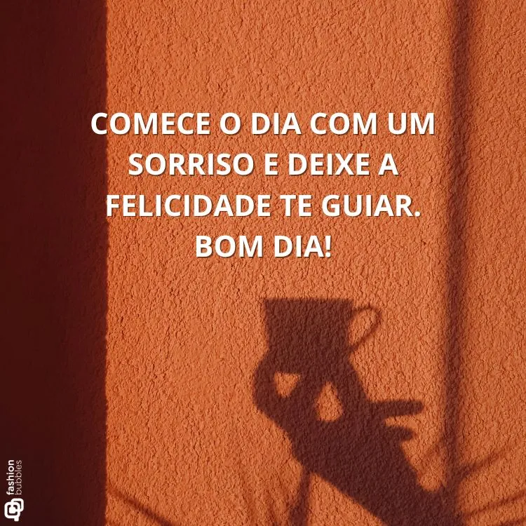 Uma parede texturizada em tom alaranjado, com a sombra de uma caneca projetada. A imagem, simples e convidativa, carrega a mensagem de começar o dia com um sorriso e deixar a felicidade guiar.