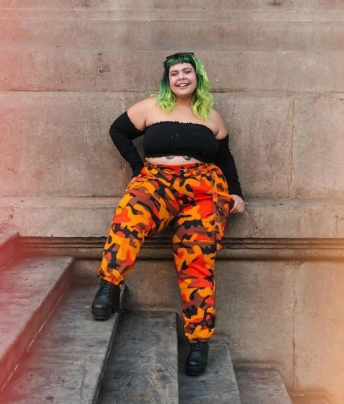 Look de top cropped com calça camuflada laranja - Sou Plus Size