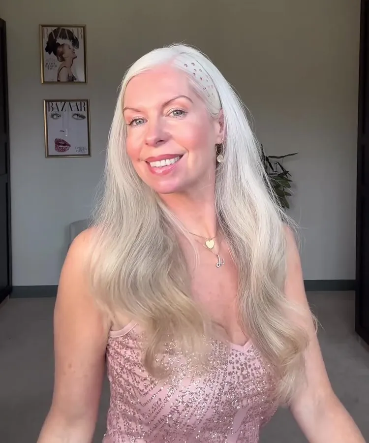 Mulher de cabelo liso branco com penteado Solto com strass colados na franja