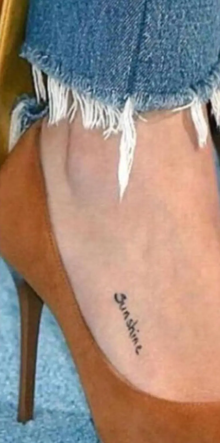 Foto da tatuagem sunshine de Selena Gomez no pé