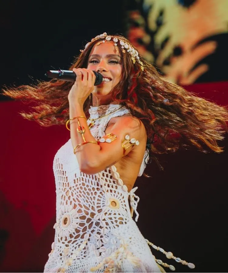 Vestido de crochê branco, um dos looks da Anitta durante a EQUILIBRIVM Tour