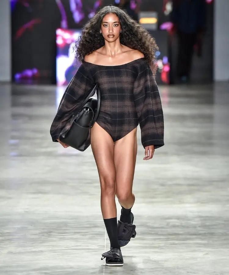 Foto de modelo usando body xadrez, uma das tendências do SPFW N60