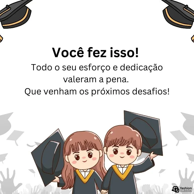 Dois personagens animados vestindo beca e capelo, segurando diplomas, com capelos ao fundo. Texto: "Você fez isso! Todo o seu esforço e dedicação valeram a pena. Que venham os próximos desafios!"