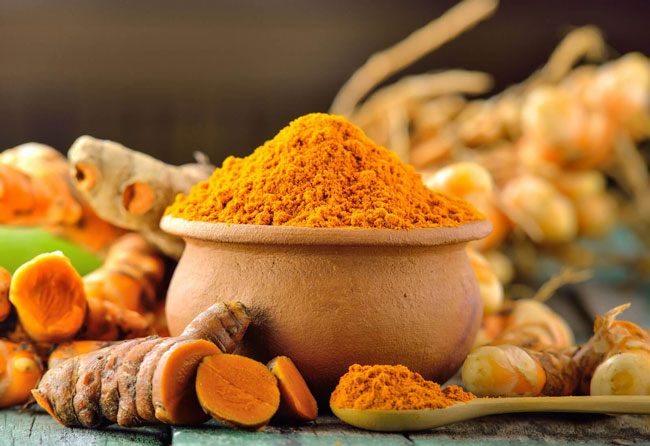 Pote de cúrcuma em pó. Cúrcuma.