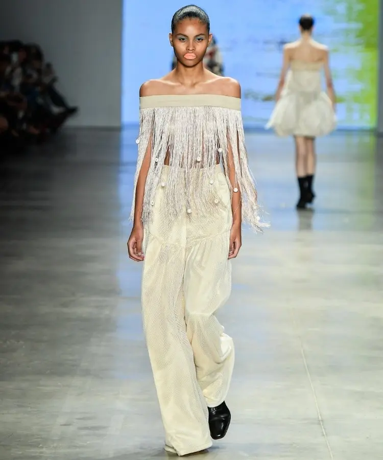 Foto de modelo usando blusa branca de franjas, uma das tendências do SPFW N60