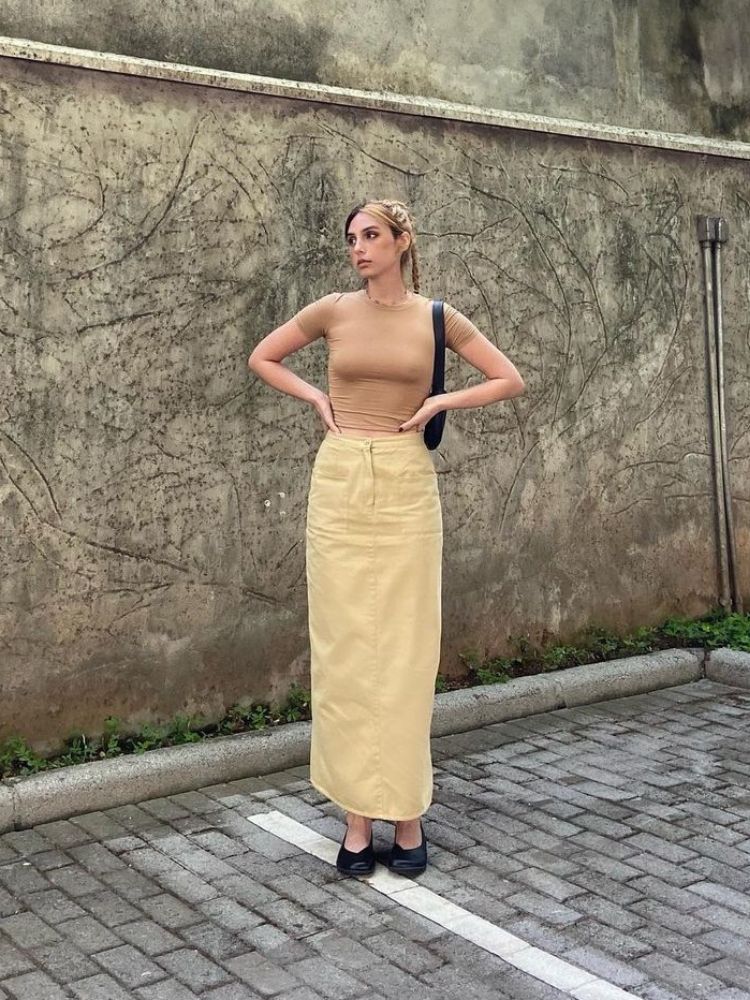 look com cropped marrom, saia cargo longa e sapatilha preta