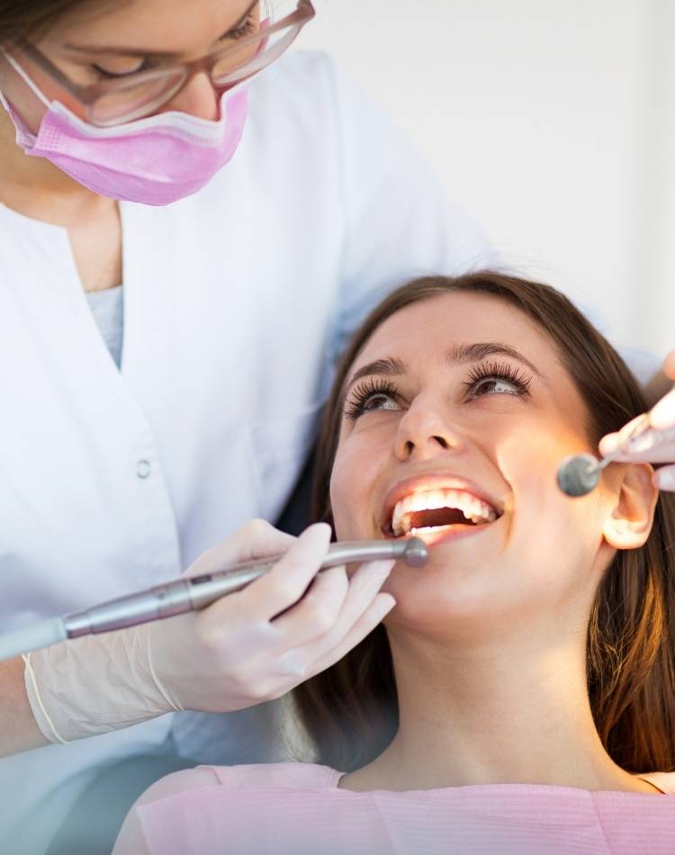 Pessoa passando por uma consulta no dentista.