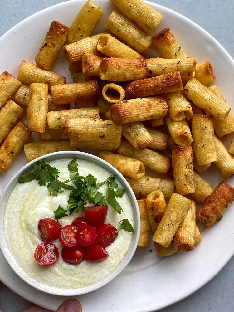 Salgadinho de macarrão tipo penne assado
