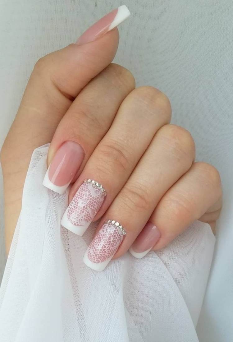 Unhas quadradas para noivas, com francesinha e efeito tela no médio e anelar, que também contam com pedraria