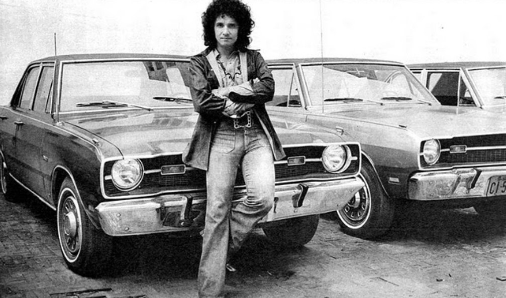 Roberto Carlos vestindo jeans nos anos 60. 