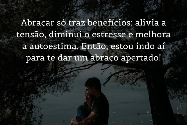 Foto de homem e mulher se abraçando com praia ao fundo e frase: Abraçar só traz benefícios: alivia a tensão, diminui o estresse e melhora a autoestima. Então, estou indo aí para te dar um abraço apertado!