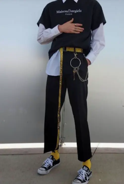 Cinto amarelo e roupas pretas: característica de um e-boy verdadeiro O que é um e-boy