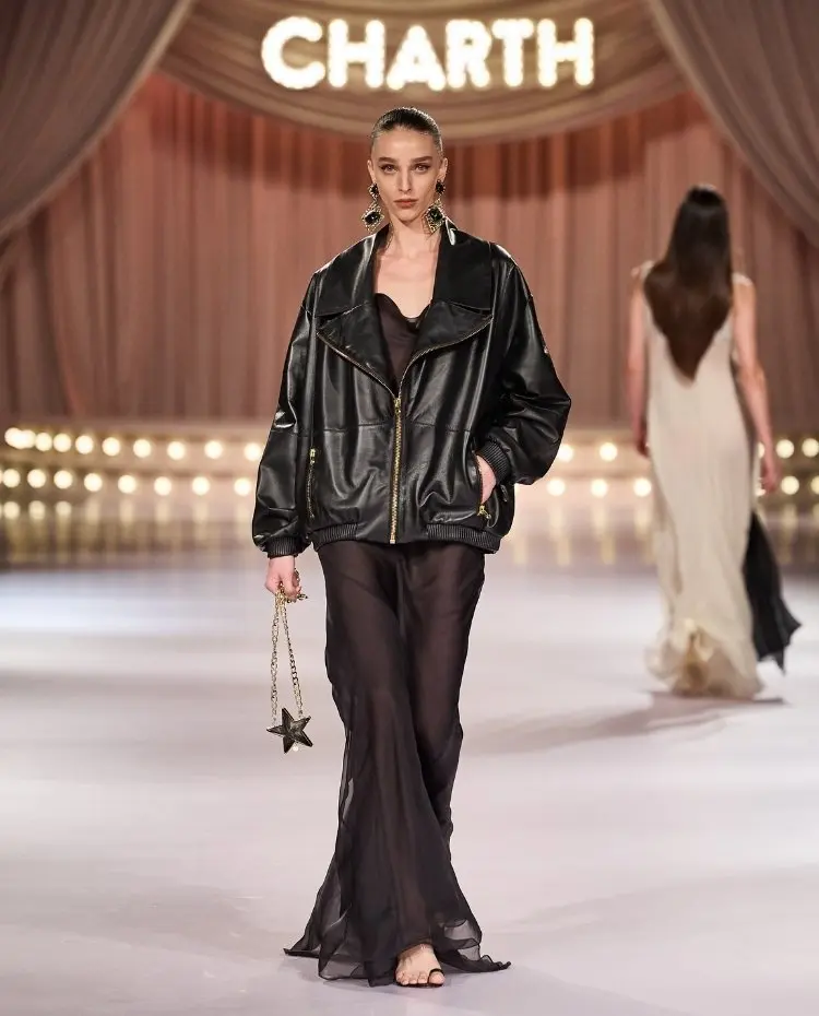 Foto de modelo na passarela durante o desfile da Charth para a coleção "Action"
