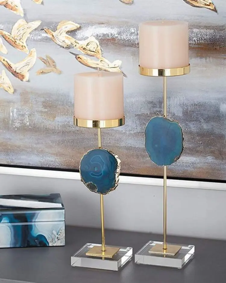 Pedras naturais em suportes de velas. Suporte de velas.