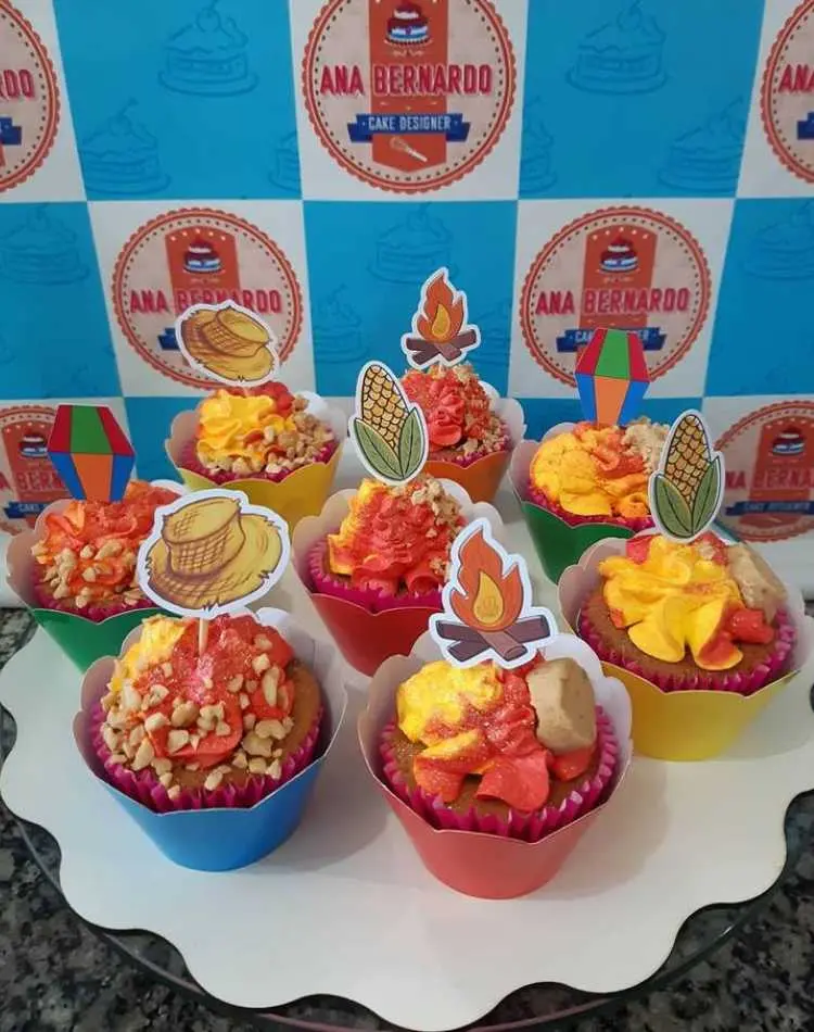 Cupcakes de paçoca, amendoim, com chantily vermelho e amarelo e toppers temáticos