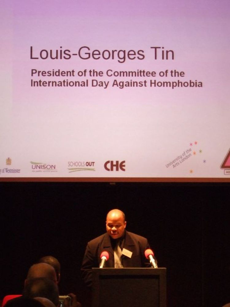louis-georges tin falando sobre palanque com slide projetado atrás, escrito o nome dele