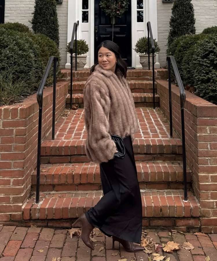 Foto de mulher usando casaco de peles, uma das tendências para o outono inverno 2026