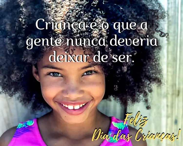 Foto de menina de pele negra sorrindo e frase "criança é o que a gente nunca deveria deixar de ser. Feliz Dia das Crianças!"