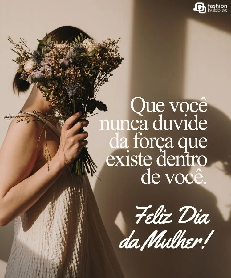 Foto de mulher com buquê de flores no fundo de frase de Dia Internacional das Mulheres