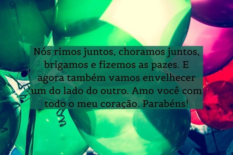 Balões verdes e rosas com frase "Nós rimos juntos, choramos juntos, brigamos e fizemos as pazes. E agora também vamos envelhecer um do lado do outro. Amo você com todo o meu coração. Parabéns!"