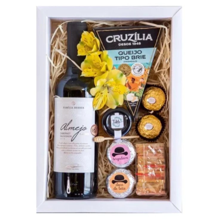 caixa de vinho com queijo e petiscos