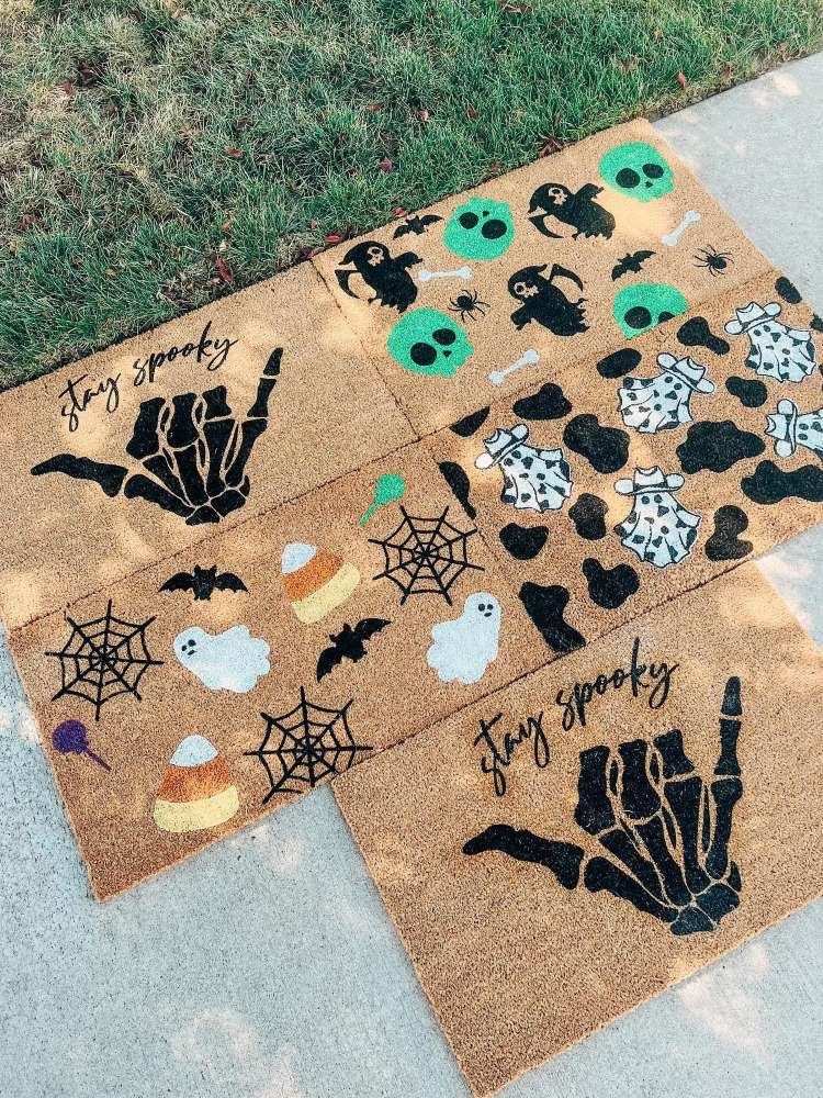 Tapetes diversos decorados com pinturas à mão no tema Halloween