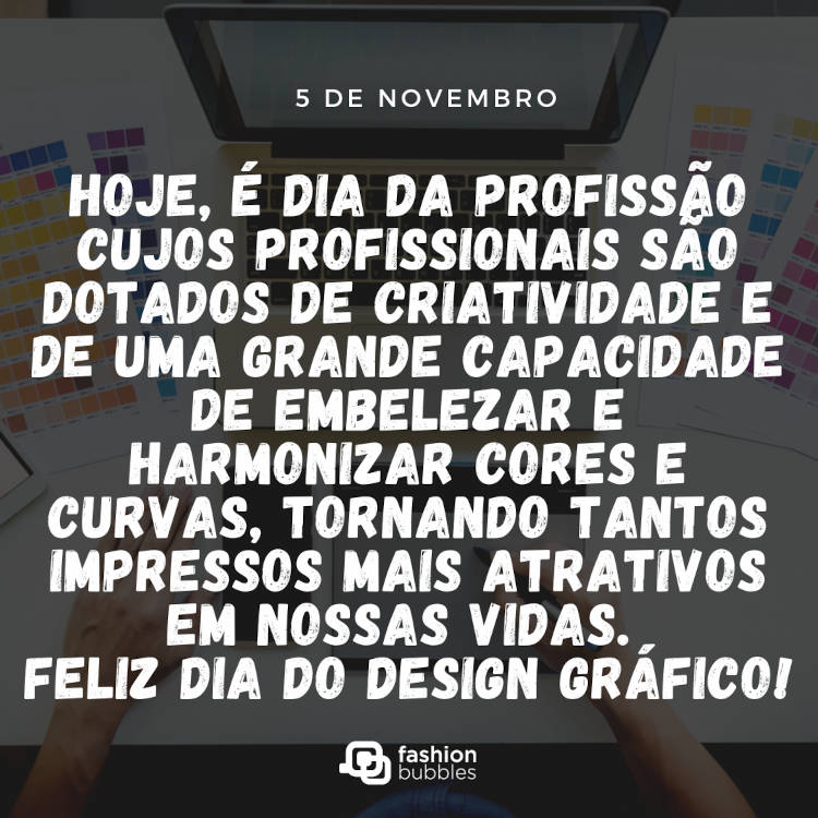Foto de pessoa de pele clara mexendo em mesa digitalizadora à frente de computador e frase "Hoje é dia da profissão cujos profissionais são dotados de criatividade e de uma grande capacidade de embelezar e harmonizar cores e curvas, tornando tantos impressos mais atrativos em nossas vidas. Feliz Dia do Design Gráfico!"