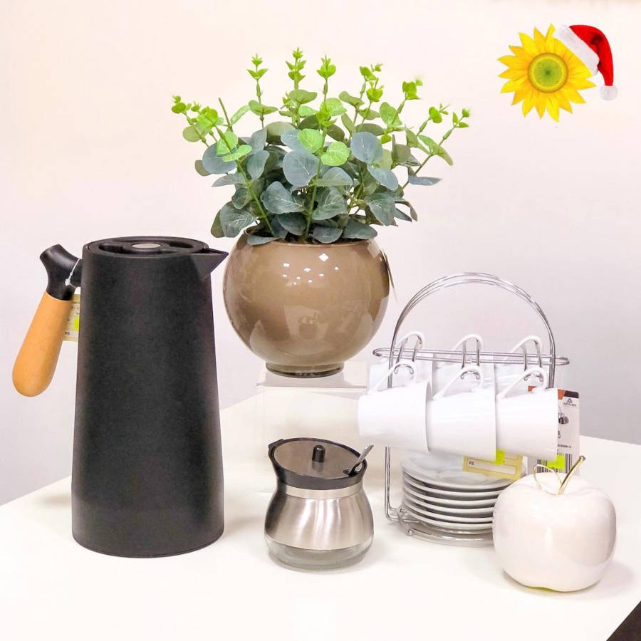 Cantinho do café decorado com vaso de plantas.