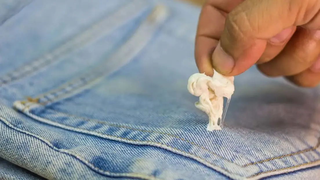 chiclete grudado em roupa