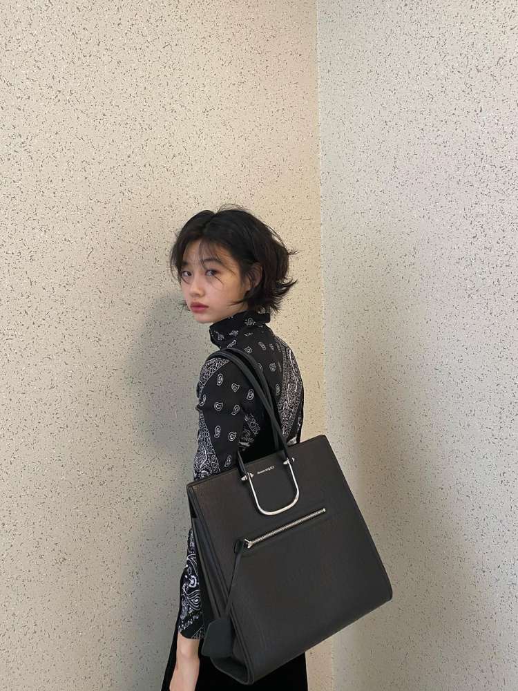 Jung Ho-yeon com cabelo preto em corte bixie