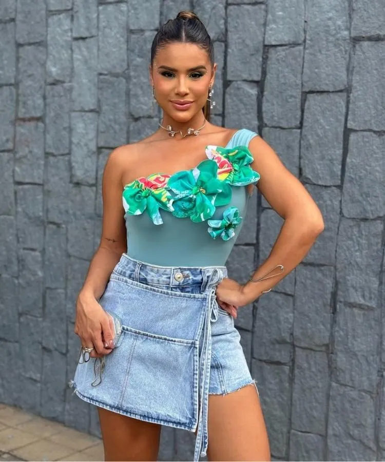 Foto de mulher usando abadá feminino passo a passo com flores aplicadas em body