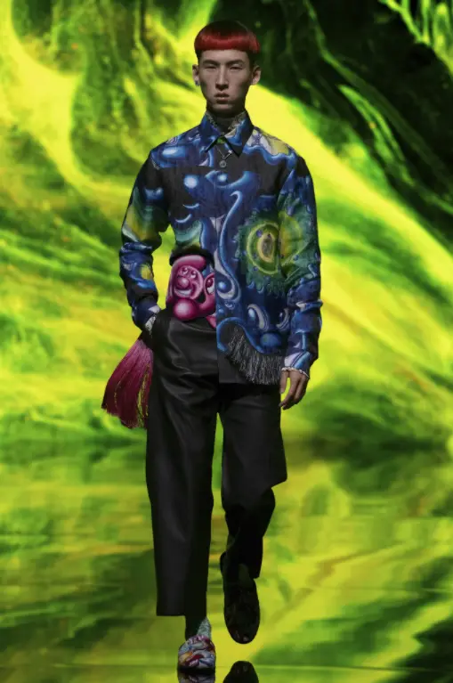 Modelo usa camisa com detalhe franja e estampa psicodélica