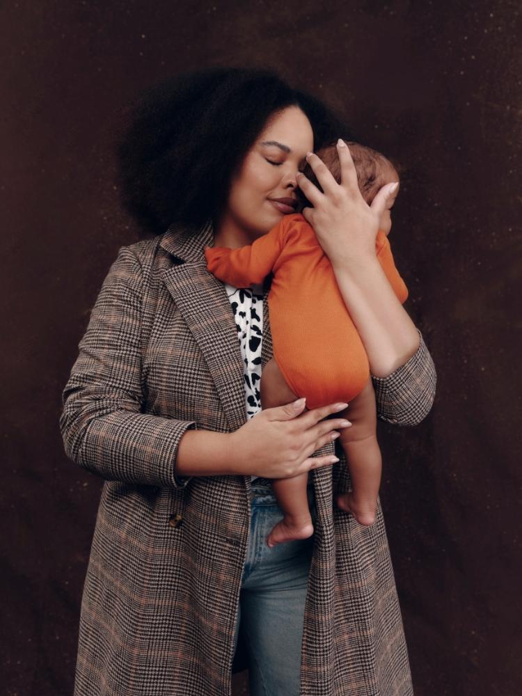 Foto de Rita Carreira segurando seu bebê no colo