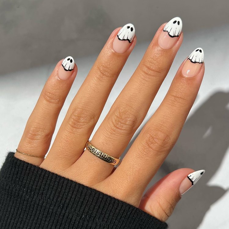 Mão com unhas grandes amendoadas decoradas com fantasminhas realistas preto e branco