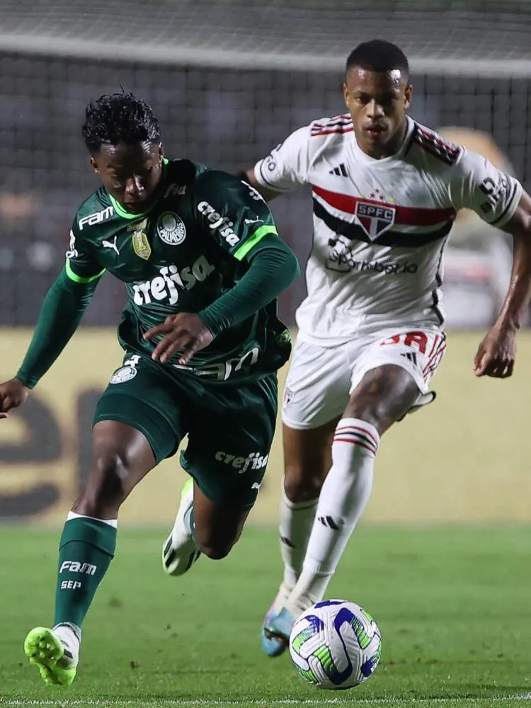 Atacante palmeirense Endrick e o ponta são paulino Caio Paulista disputando a bola. 