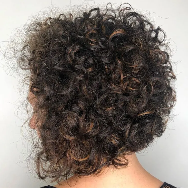 Mulher de pele clara de costas com cabelo chanel enrolado