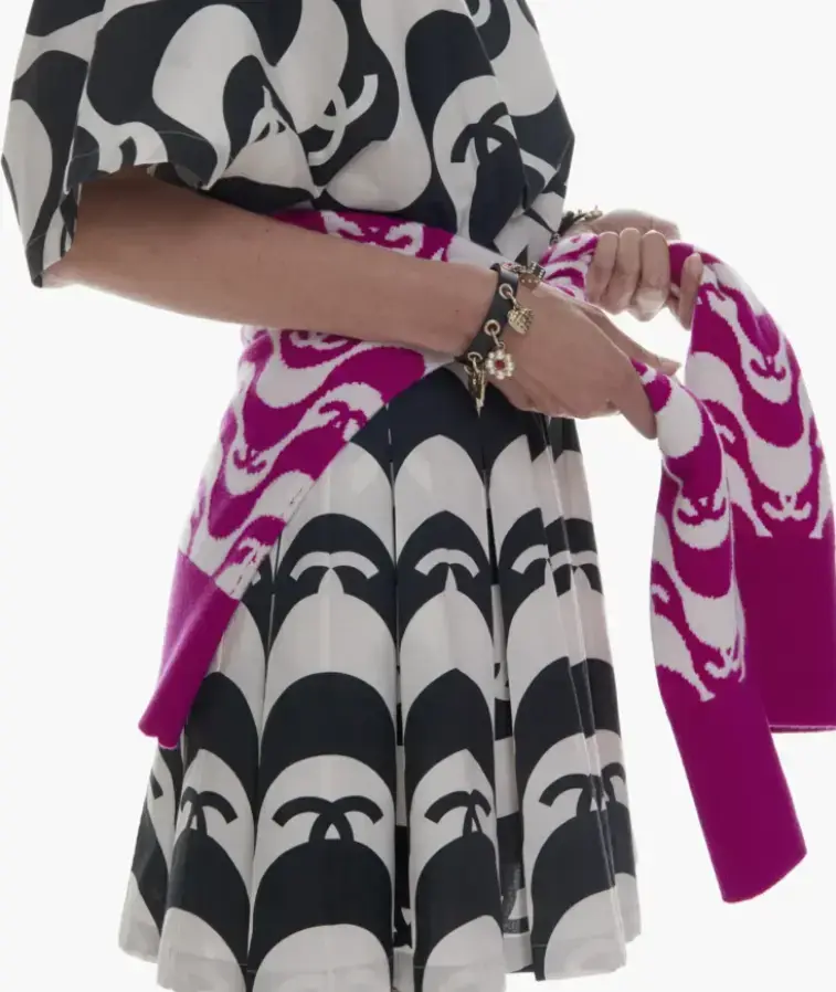 Vestido Chanel com tricô amarrado na cintura, ambos com padrão de ondas inspirado em Copacabana