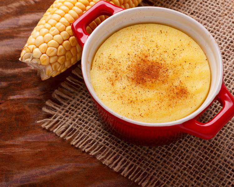 Curau em panelinha com milho do lado - doces de festa junina