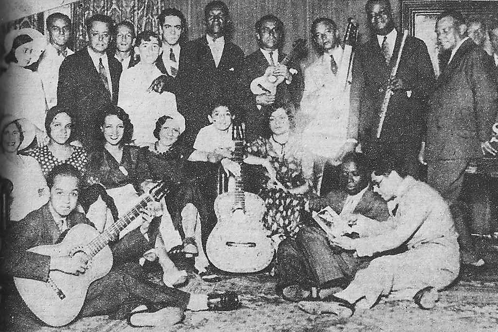 Carmen Miranda no estúdio da rádio Mayrink Veiga, em 1932. 