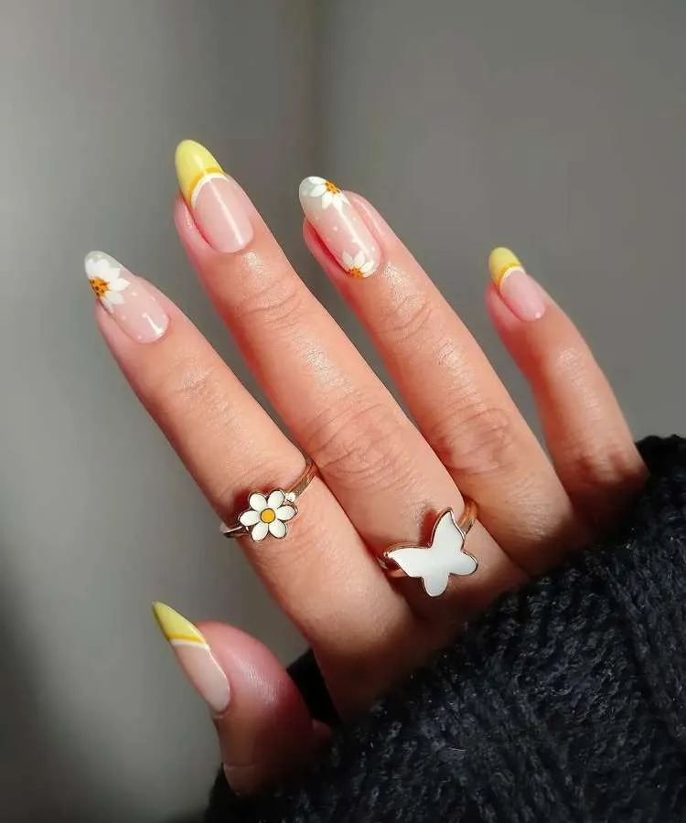 Unha almond decorada nas cores: branco, amarelo, marrom. Desenho de: margaridas