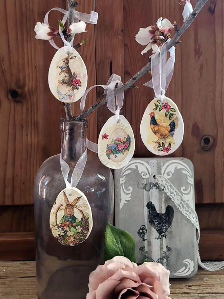 Galhos com cerâmica em formato de ovos com decoupage de coelho em vaso 