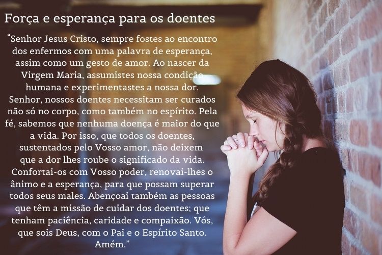 mulher rezando orações para saúde