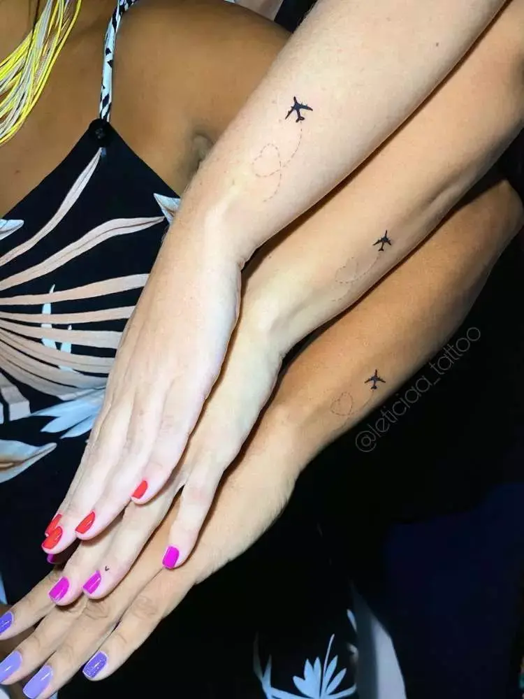 Opção de tatuagem de amigas